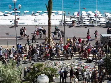 El Paseo de los Ingleses de Niza, convetido en un altar improvisado. El Paseo de los Ingleses de Niza, convetido en un altar improvisado.