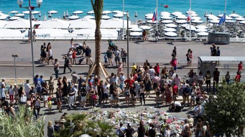 El Paseo de los Ingleses de Niza, convetido en un altar improvisado.