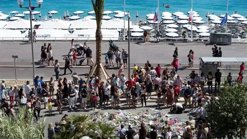 El Paseo de los Ingleses de Niza, convetido en un altar improvisado. El Paseo de los Ingleses de Niza, convetido en un altar improvisado.