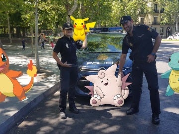 Policías con Pokémon
