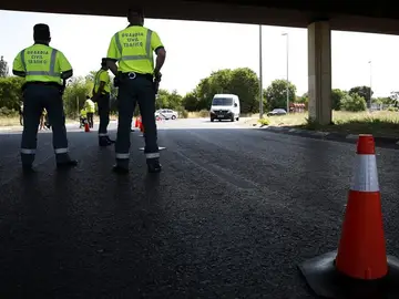 Control de tráfico de la Guardia Civil en una imagen de archivo Control de tráfico de la Guardia Civil en una imagen de archivo