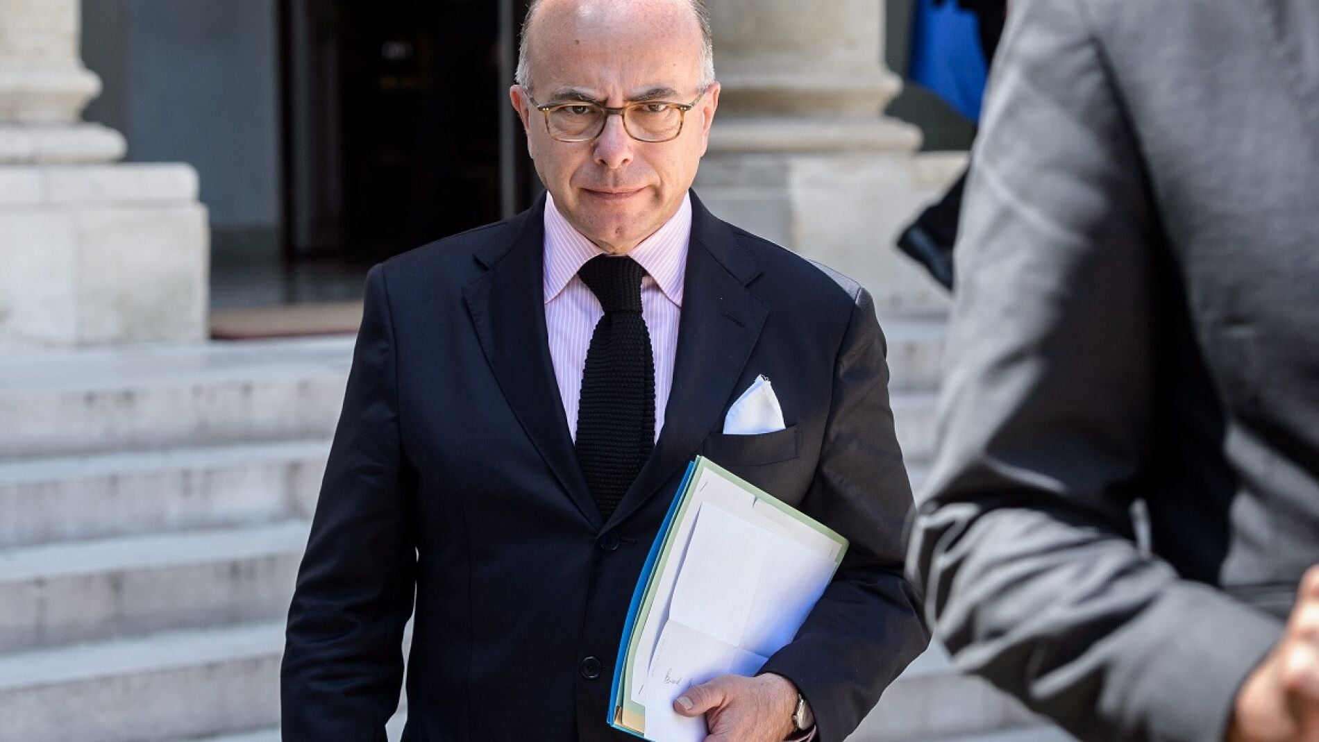 El ministro galo de Interior, Bernard Cazeneuve, llega al El&iacute;seo.