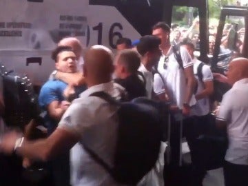 Un aficionado se abalanza sobre la expedición del Real Madrid Un aficionado se abalanza sobre la expedición del Real Madrid