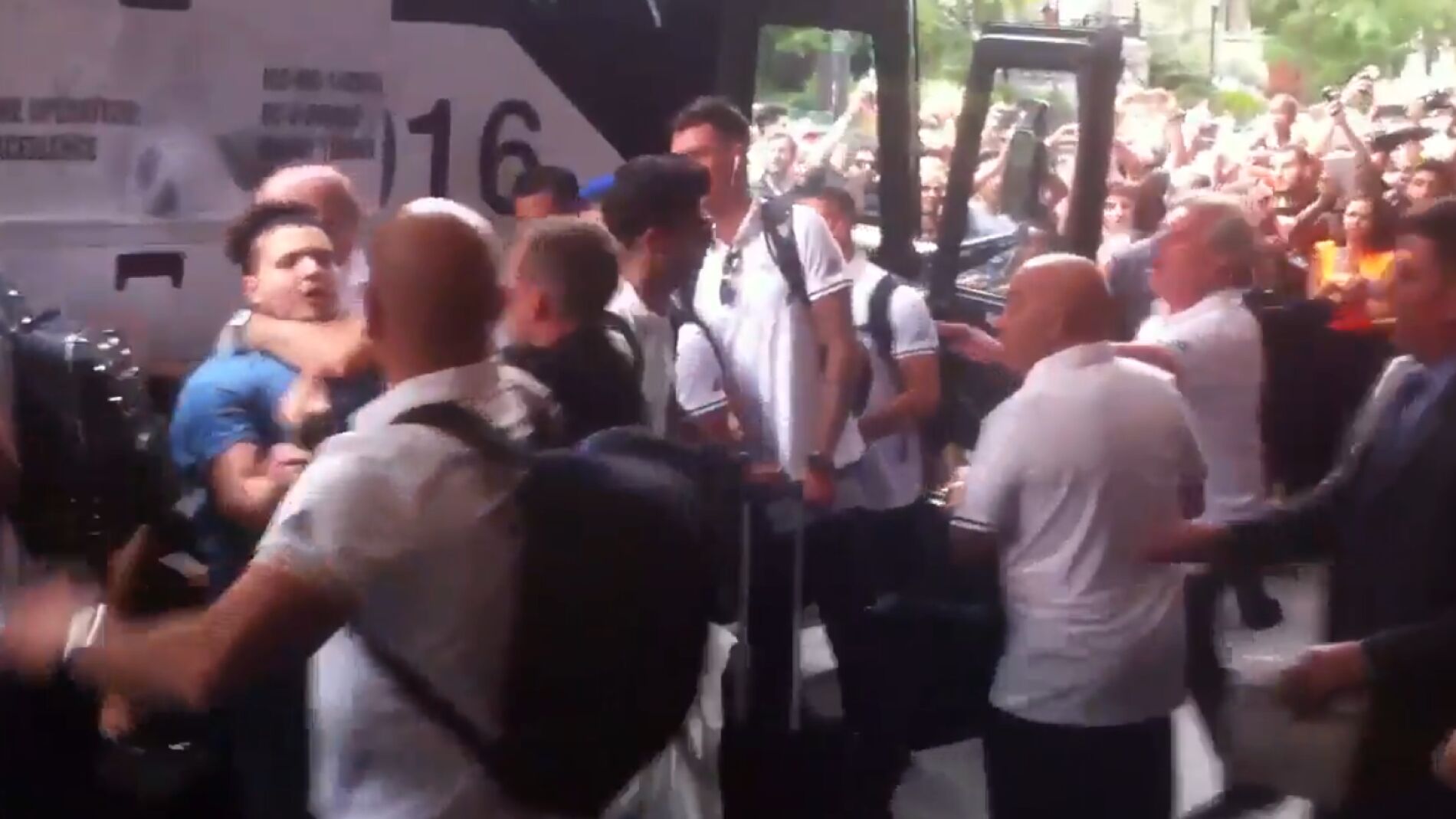 Un aficionado se abalanza sobre la expedici&oacute;n del Real Madrid