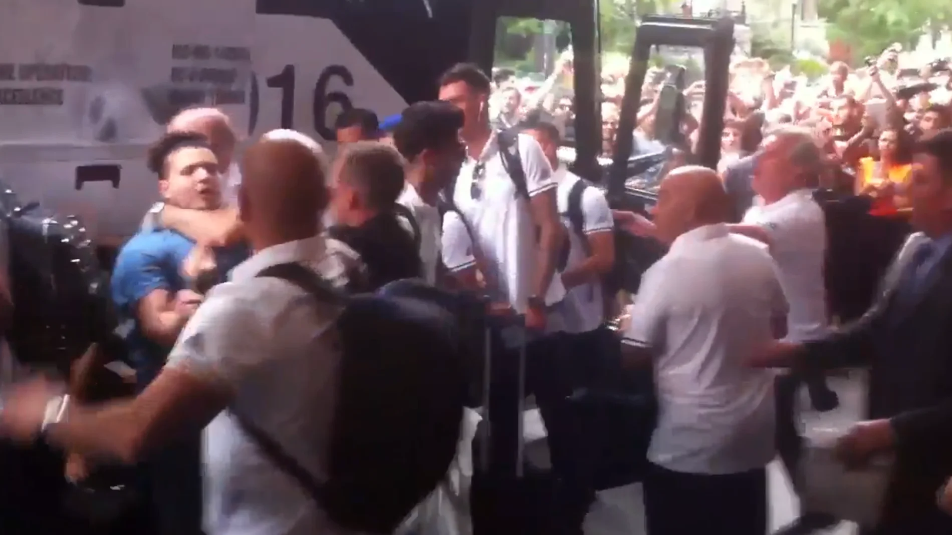 Un aficionado se abalanza sobre la expedición del Real Madrid Un aficionado se abalanza sobre la expedición del Real Madrid