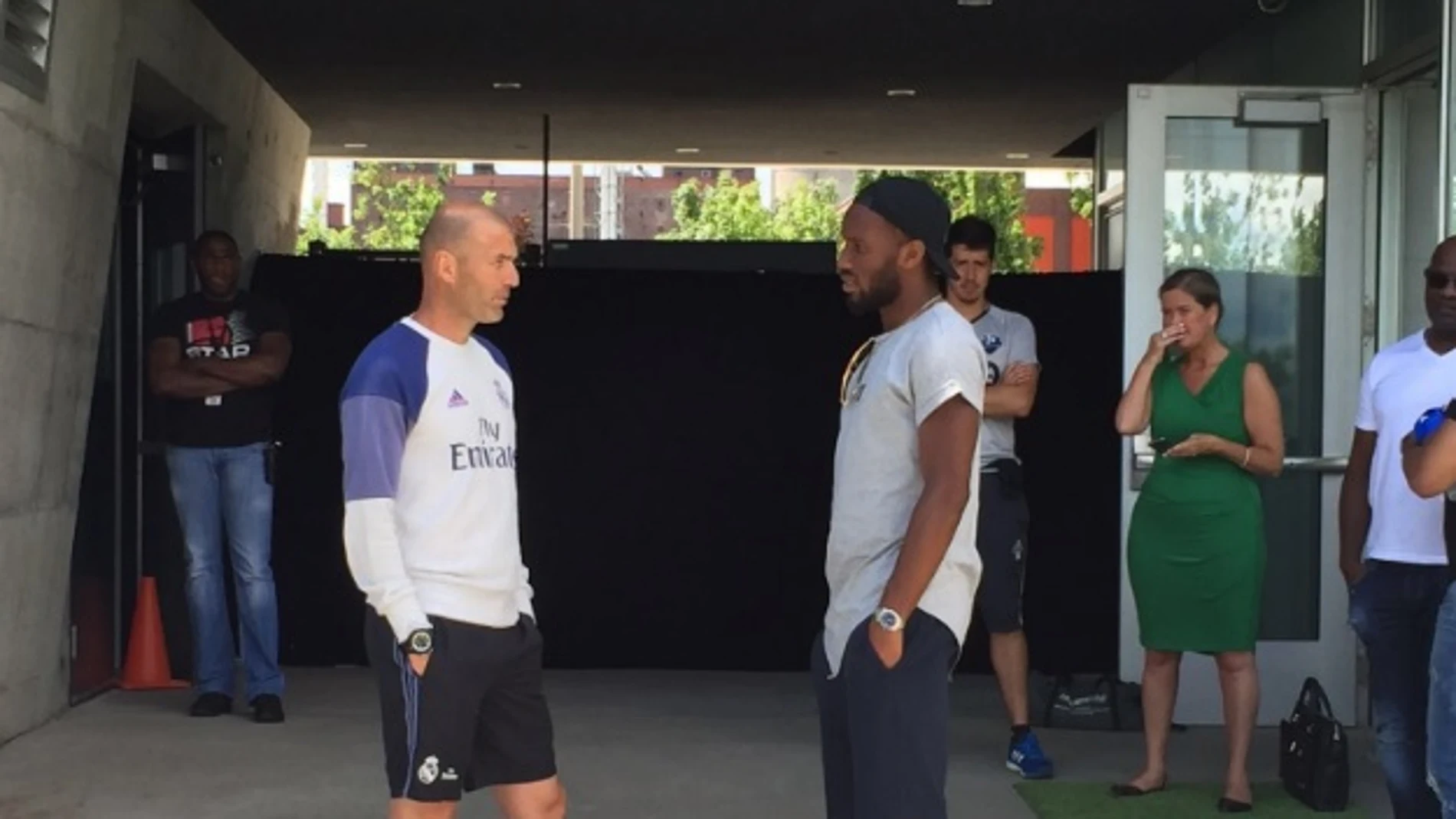 Drogba hablando con Zidane Drogba hablando con Zidane