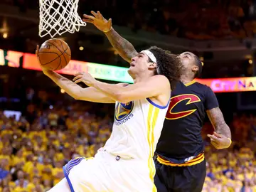 Varejao en la final de la NBA con los Warriors Varejao en la final de la NBA con los Warriors