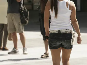 Una mujer con pantalón corto Una mujer con pantalón corto