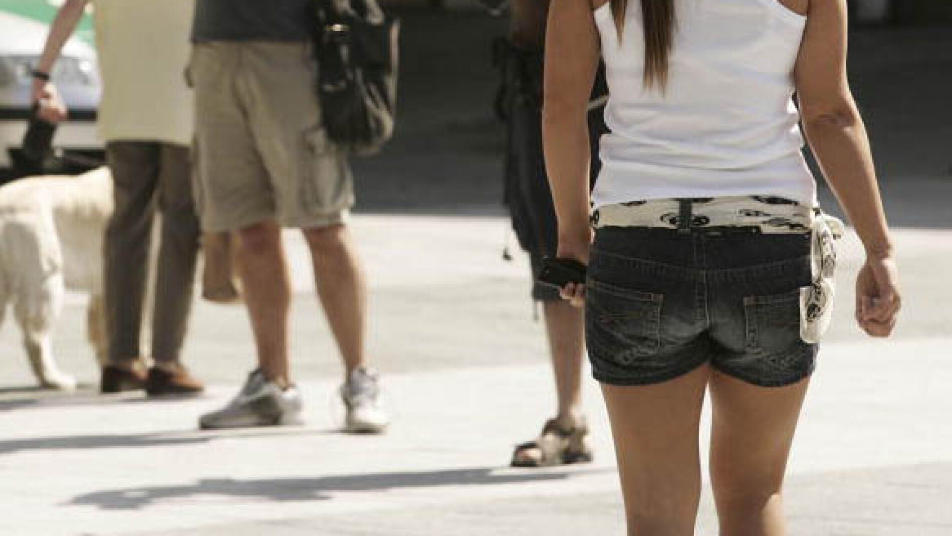 Una mujer con pantal&oacute;n corto