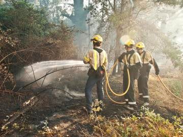 Trabajan en la extinción del incendio declarado en Girona