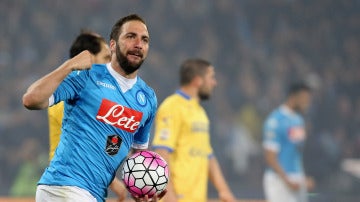 Higuaín celebra un gol con el Nápoles