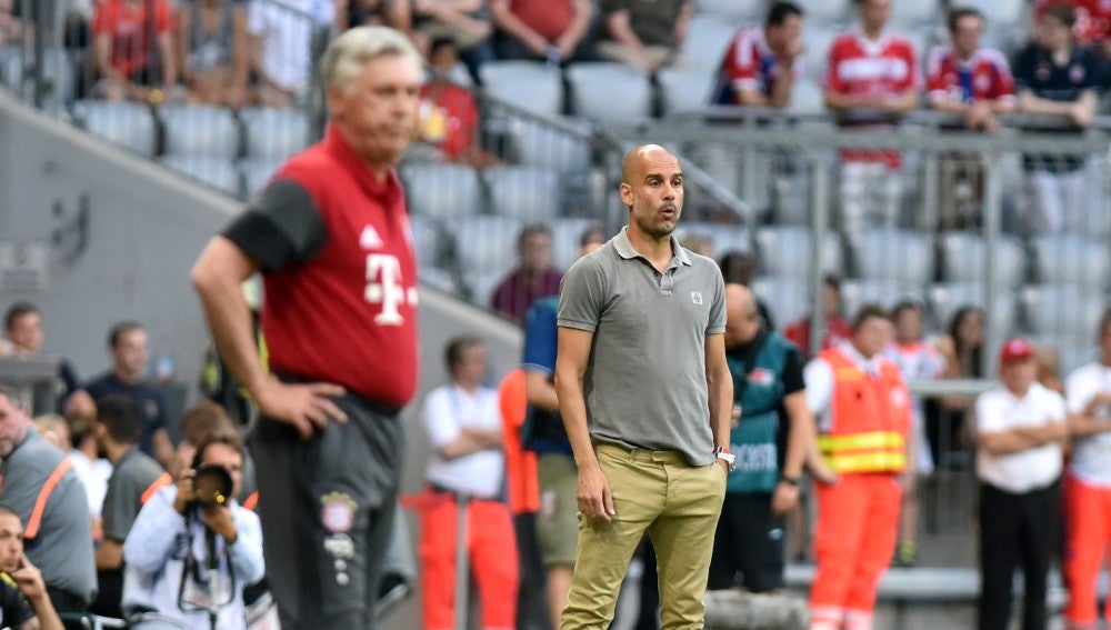 Pep Guardiola, en la banda del Allianz junto a Ancelotti