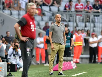 Pep Guardiola, en la banda del Allianz junto a Ancelotti Pep Guardiola, en la banda del Allianz junto a Ancelotti