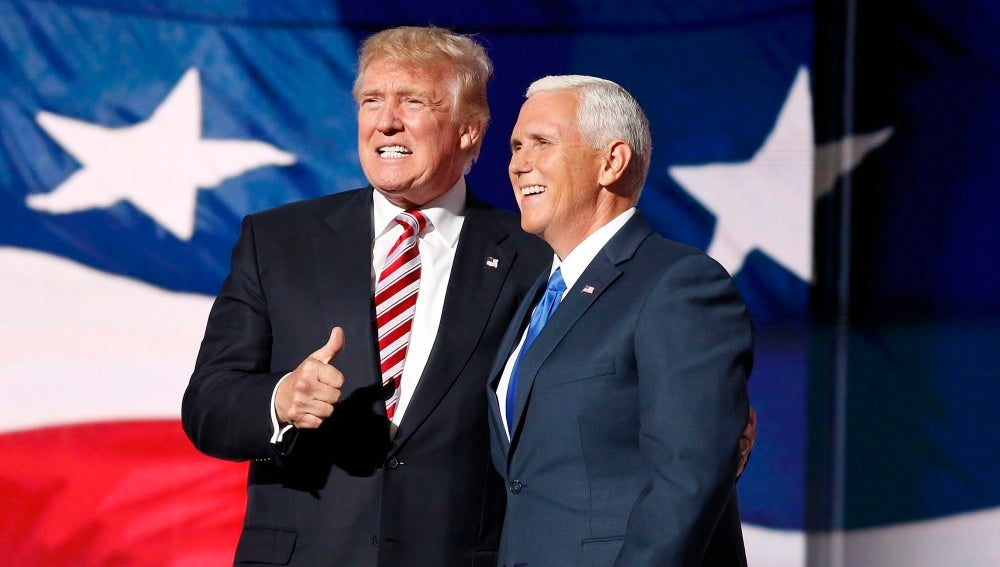 Mike Pence, acompañado de Donald Trump.