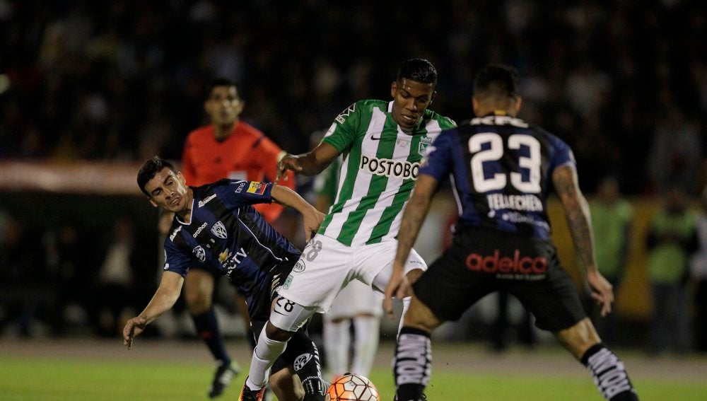 Orlando Berrío intenta zafarse de los defensores del Independiente del Valle