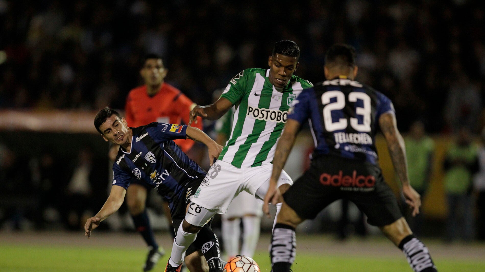 Orlando Berr&iacute;o intenta zafarse de los defensores del Independiente del Valle