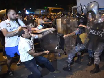 Enfrentamientos entre radicales y Policía en Armenia. Enfrentamientos entre radicales y Policía en Armenia.