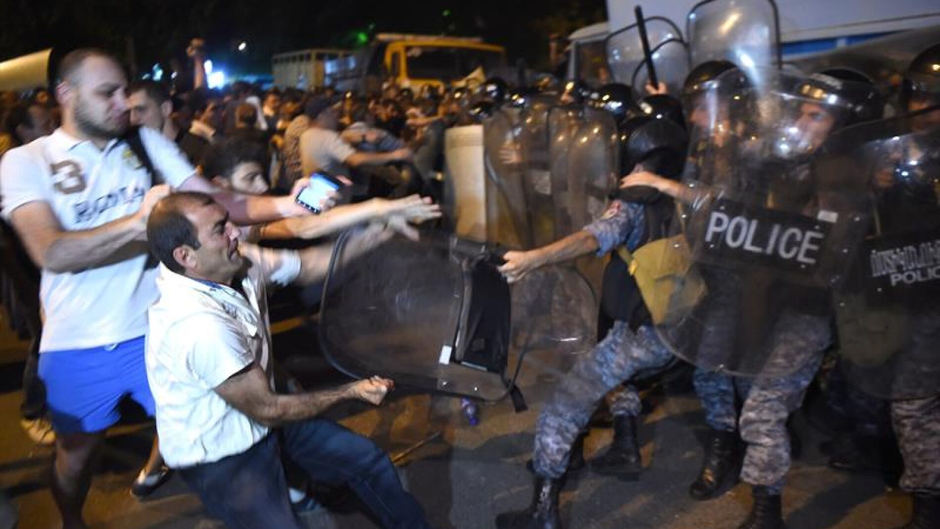Enfrentamientos entre radicales y Polic&iacute;a en Armenia.