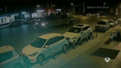 Nuevas imágenes del intento de golpe de estado en Turquía: un hombre se planta frente a dos tanques resultando herido