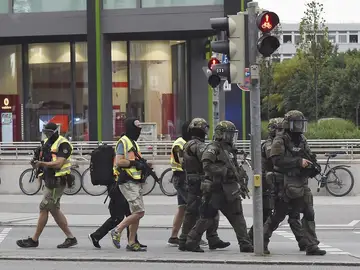 Policías de las Fuerzas Especiales se aproximan a lugar del tiroteo registrado en un centro comercial en Múnich, Alemania Policías de las Fuerzas Especiales se aproximan a lugar del tiroteo registrado en un centro comercial en Múnich, Alemania