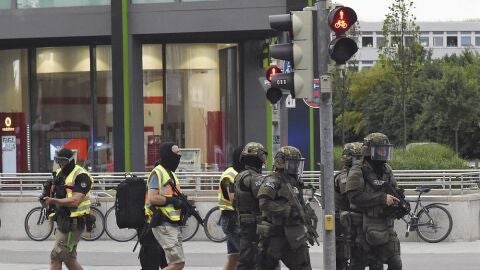  Polic&iacute;as de las Fuerzas Especiales se aproximan a lugar del tiroteo registrado en un centro comercial en M&uacute;nich, Alemania