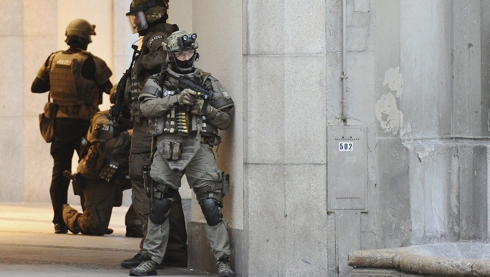 Policías de las Fuerzas Especiales aseguran el exterior del hotel Stachus tras el tiroteo registrado en un centro comercial en Múnich, Alemania