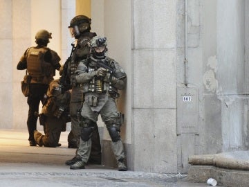 Policías de las Fuerzas Especiales aseguran el exterior del hotel Stachus tras el tiroteo registrado en un centro comercial en Múnich, Alemania