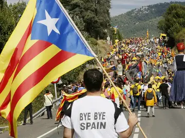 Un hombre porta una bandera independentista Un hombre porta una bandera independentista
