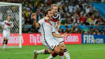Götze y Schurrle celebran el gol de la victoria de Alemania en el Mundial de Brasil