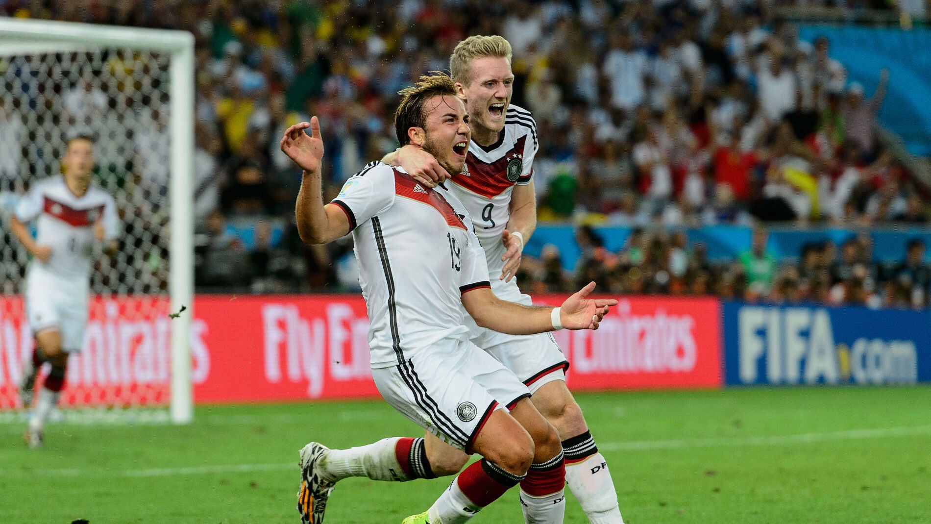 G&ouml;tze y Schurrle celebran el gol de la victoria de Alemania en el Mundial de Brasil