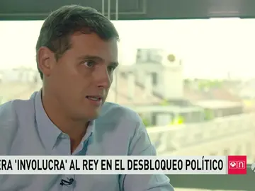 Frame 49.974947 de: Aluvión de críticas a Rivera por tratar de involucrar al Rey en la investidura Frame 49.974947 de: Aluvión de críticas a Rivera por tratar de involucrar al Rey en la investidura