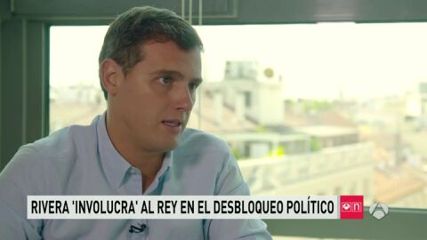 Frame 49.974947 de: Aluvi&oacute;n de cr&iacute;ticas a Rivera por tratar de involucrar al Rey en la investidura