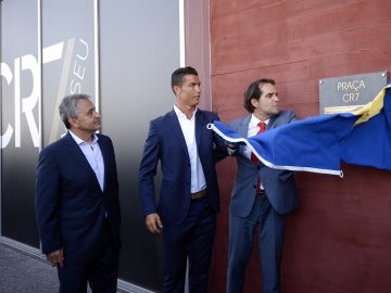 Cristiano Ronaldo descubre la placa de su museo en Funchal