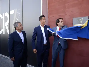 Cristiano Ronaldo descubre la placa de su museo en Funchal Cristiano Ronaldo descubre la placa de su museo en Funchal