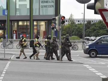 Miembros de las fuerzas especiales de la policía se aproximan al centro comercial de Alemania Miembros de las fuerzas especiales de la policía se aproximan al centro comercial de Alemania