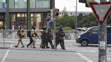 Miembros de las fuerzas especiales de la policía se aproximan al centro comercial de Alemania