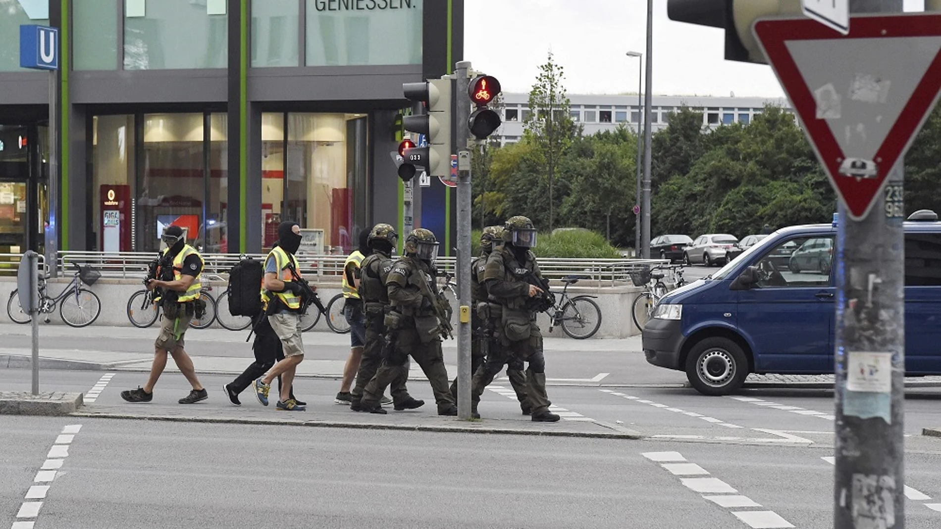 Miembros de las fuerzas especiales de la policía se aproximan al centro comercial de Alemania Miembros de las fuerzas especiales de la policía se aproximan al centro comercial de Alemania