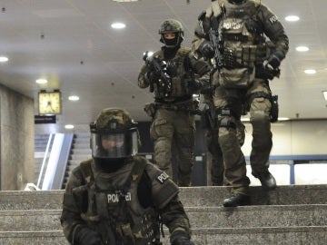Policías de las fuerzas especiales aseguran la estación de metro de Karlsplatz (Stachus) tras el tiroteo registrado en un centro comercial en Múnich, Alemania 