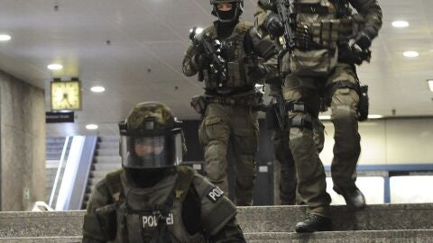 Polic&iacute;as de las fuerzas especiales aseguran la estaci&oacute;n de metro de Karlsplatz (Stachus) tras el tiroteo registrado en un centro comercial en M&uacute;nich, Alemania 