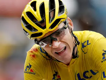 Froome, con gesto de dolor tras su caída Froome, con gesto de dolor tras su caída