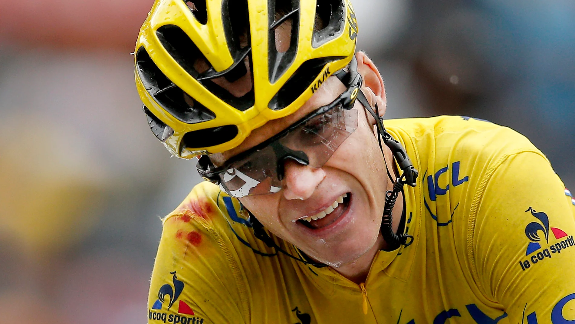 Froome, con gesto de dolor tras su caída Froome, con gesto de dolor tras su caída