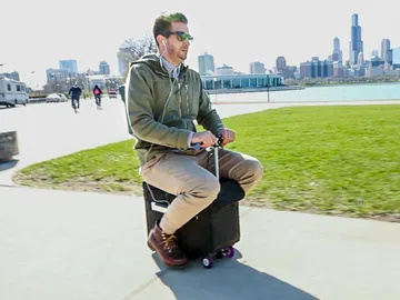 La maleta lleva a un pasajero a su destino La maleta lleva a un pasajero a su destino