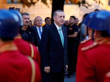 El presidente Erdogan contempla un desfile de la guardia de honor en Ankara.