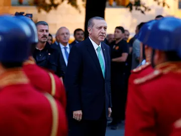 El presidente Erdogan contempla un desfile de la guardia de honor en Ankara. El presidente Erdogan contempla un desfile de la guardia de honor en Ankara.