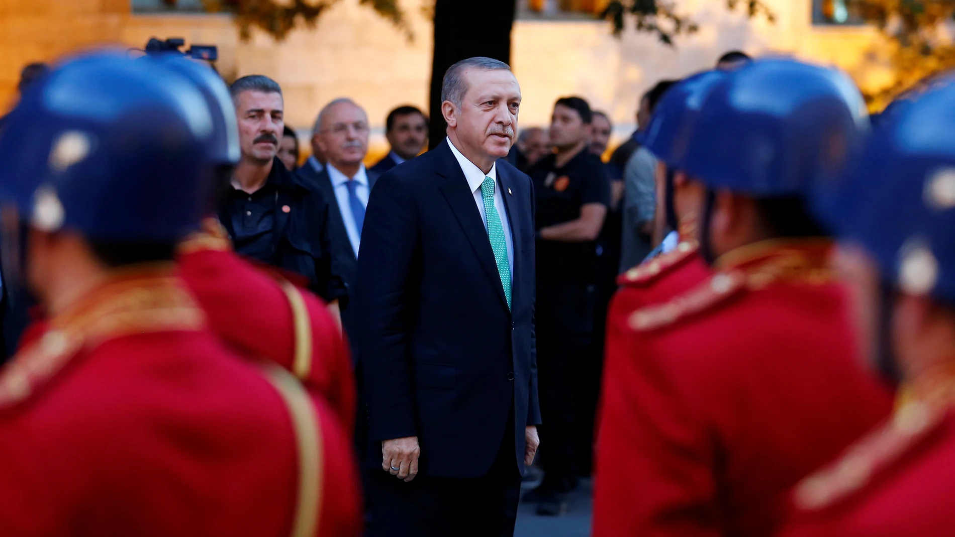 El presidente Erdogan contempla un desfile de la guardia de honor en Ankara. El presidente Erdogan contempla un desfile de la guardia de honor en Ankara.