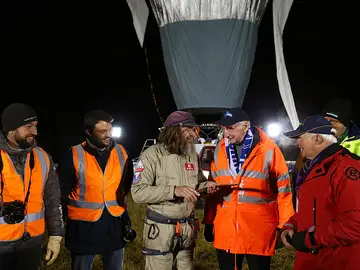Fedor Konyukhov con su equipo tras aterrizar en Australia Fedor Konyukhov con su equipo tras aterrizar en Australia