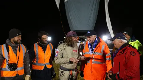Fedor Konyukhov con su equipo tras aterrizar en Australia Fedor Konyukhov con su equipo tras aterrizar en Australia