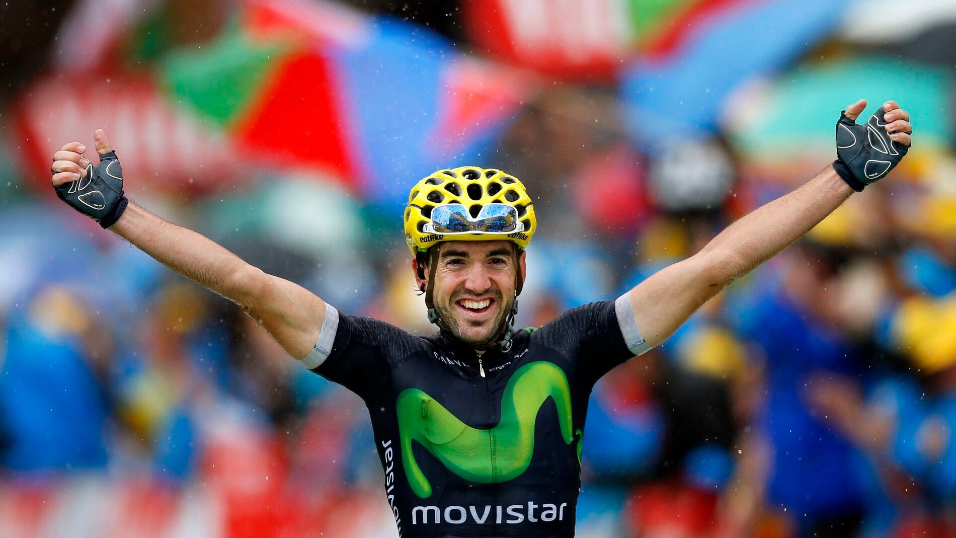 Ion Izaguirre cruzando la meta de Morzine en el Tour
