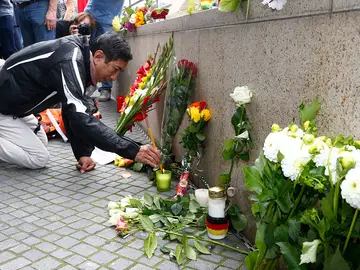 Depositan flores en el lugar del tiroteo Depositan flores en el lugar del tiroteo