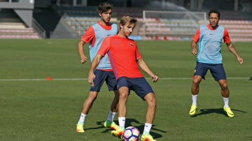 Sergi Roberto presiona el cuero